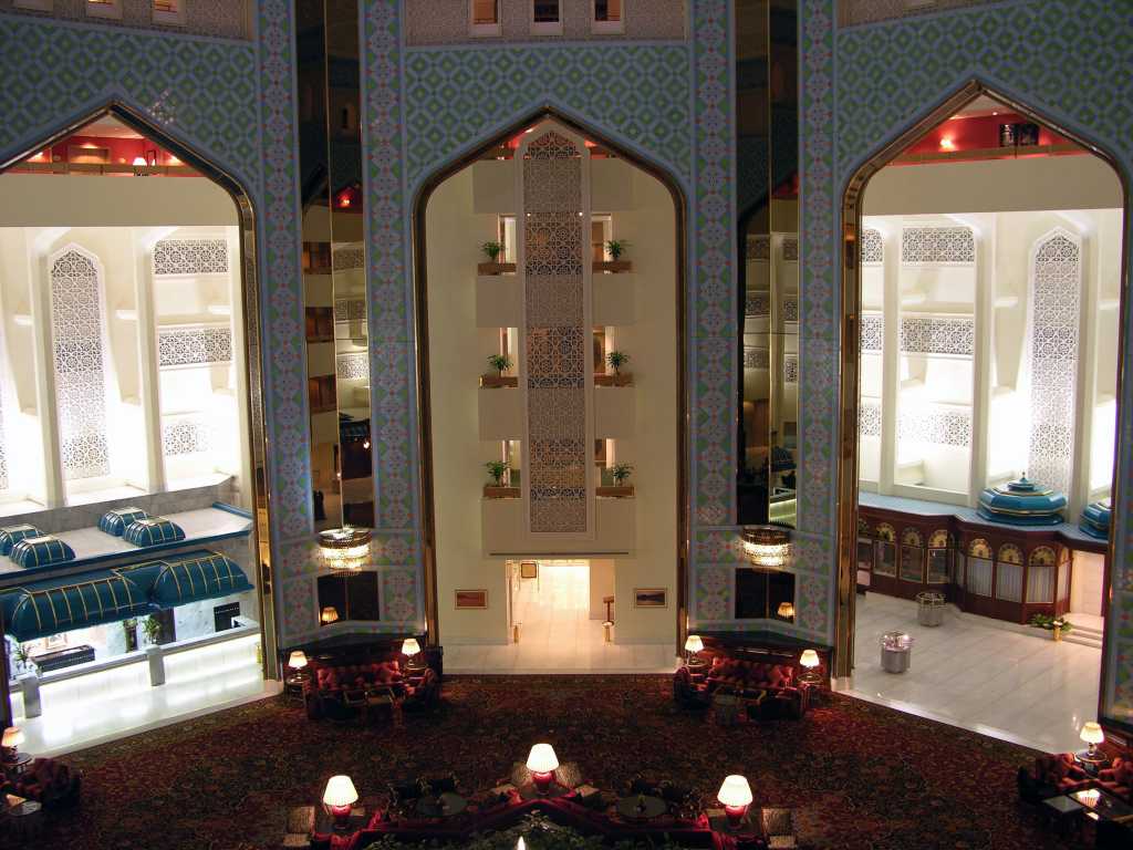 Muscat 05 Al Bustan 09 Lobby Walls The ceramic decorated walls of the Al Bustan's lobby stretch up to the ceiling.